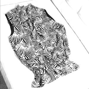 Kenneth Cole Reaction Sz 8 zebra print top